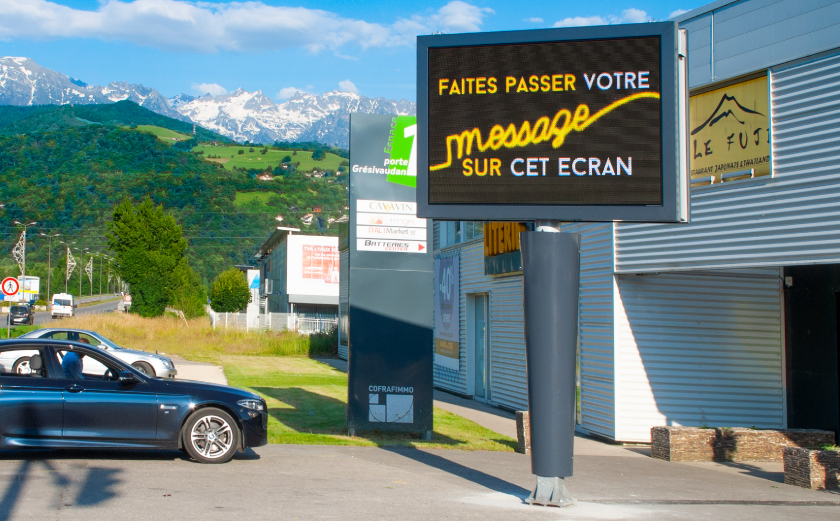 Afficheur LED monté sur poteau