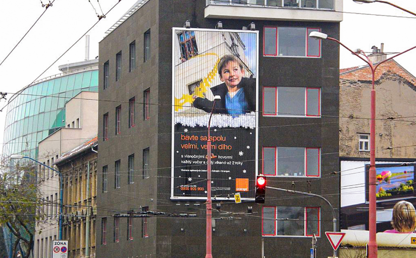 Afficheur extérieur à trois messages monté sur un mur